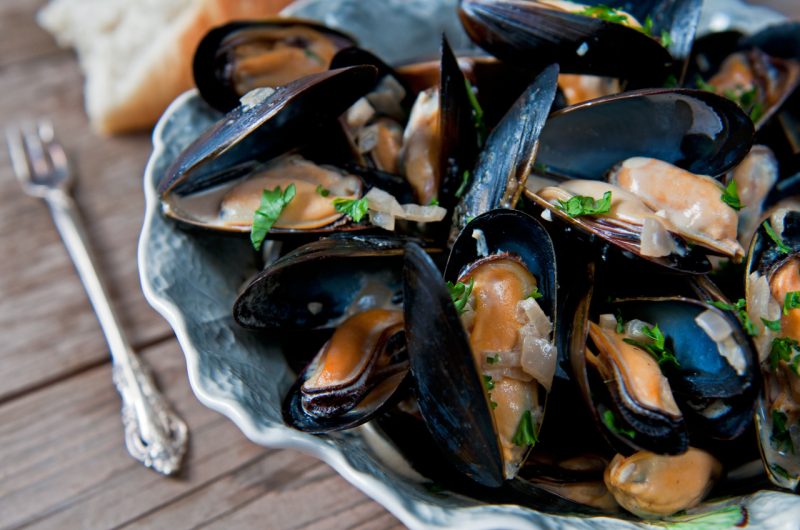 Steamed Mussels In Beer, Cream and Garlic Sauce